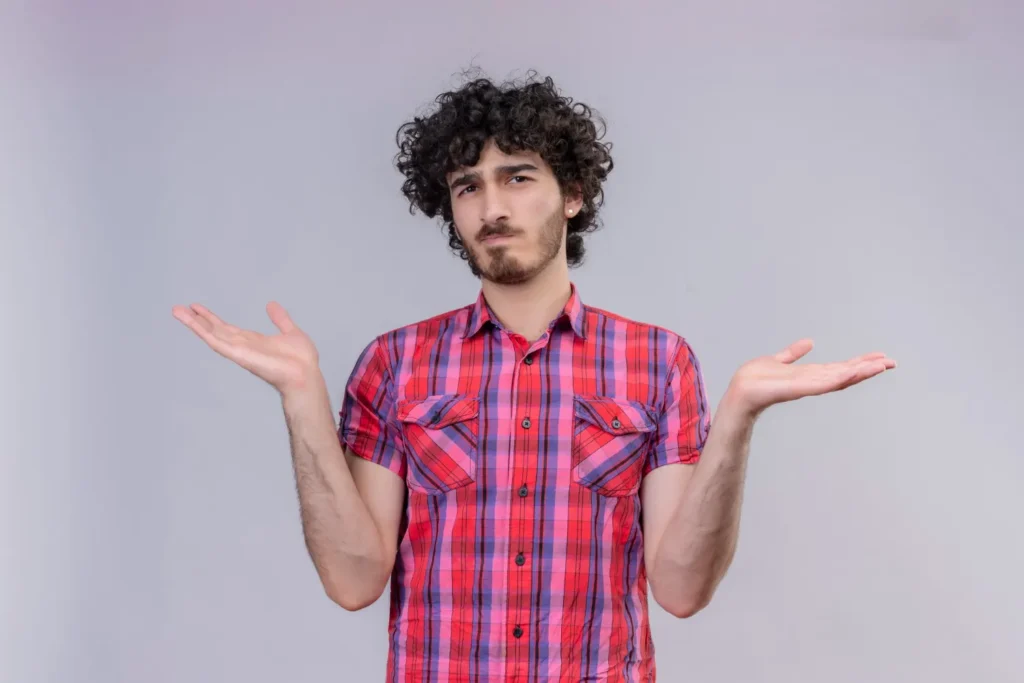 29617 Jeune homme expliquant pourquoi choisir Bidarn.com pour IPTV Premium - Avantages qualité 4K support 24/7