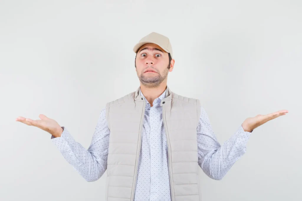 Homme confus choisissant un service IPTV France avec les mains levées montrant son indécision sur quel fournisseur contracter