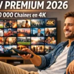 Homme profitant de l'IPTV Premium 2026 avec plus de 30000 chaînes en 4K sur grand écran dans un salon moderne