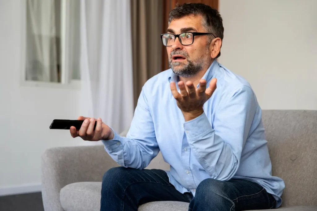 2149718963 Un homme a été surpris de découvrir que certains revendeurs d'IPTV ne sont pas légaux.